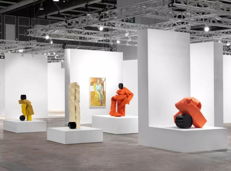 香港巴塞尔艺术展,卓纳画廊展位中的四件卡罗尔·波维雕塑作品