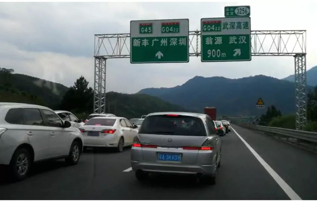 昨日(4月6日)大广高速连平段连接武深高速处,发生一起交通事故,事故