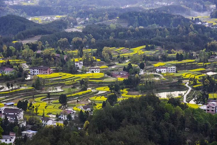 登大汉山俯瞰汉中盆地秀美风光