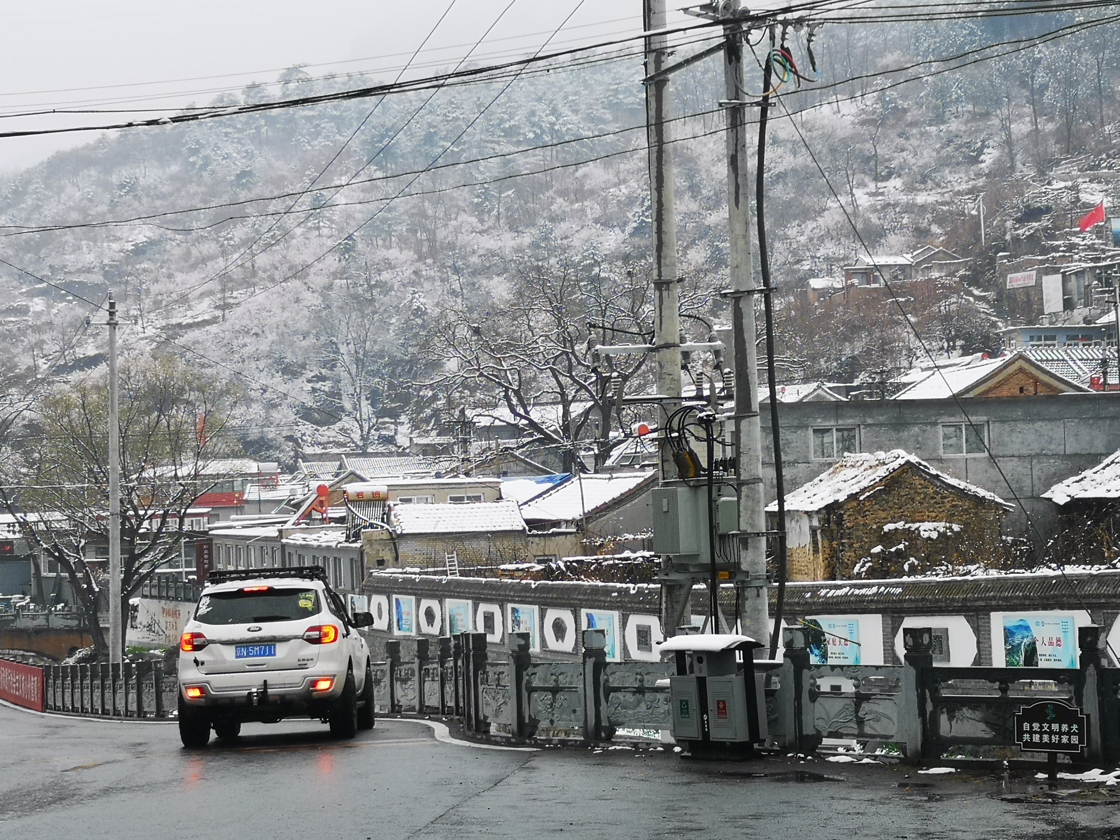 京西妙峰山四月飛雪，遊客像在畫中遊 旅遊 第8張