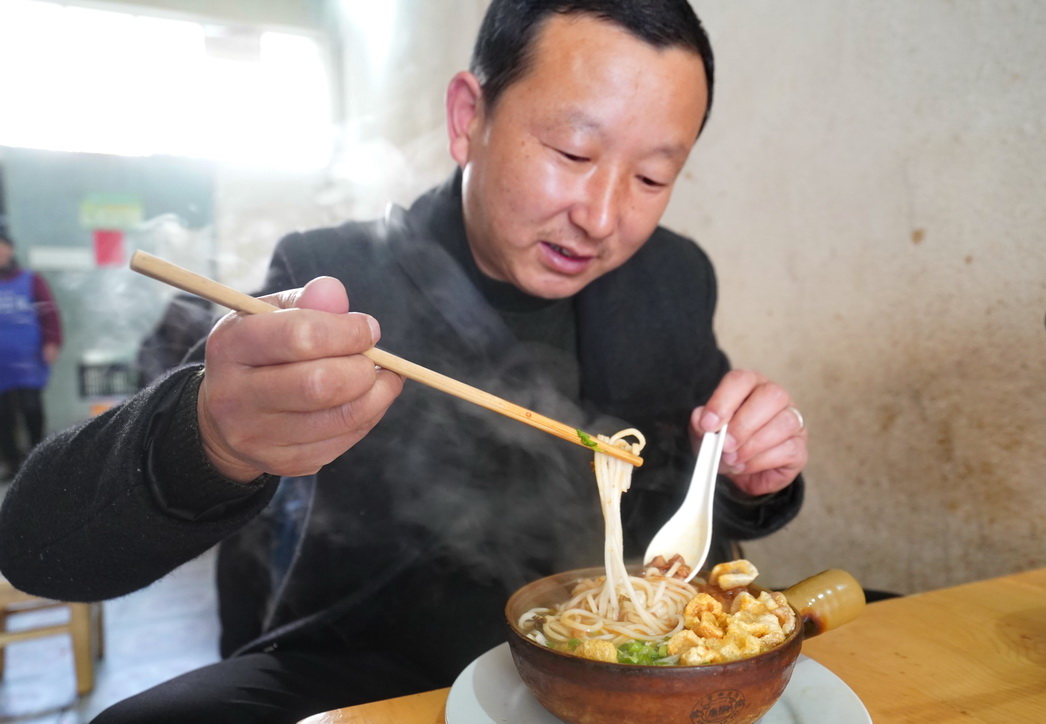 最会吃米线和饵丝的剑川人,要加一种油炸配料,外乡人想不到是啥