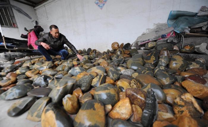 河南农民20余年捡石头两卡车,游客上门购买,村
