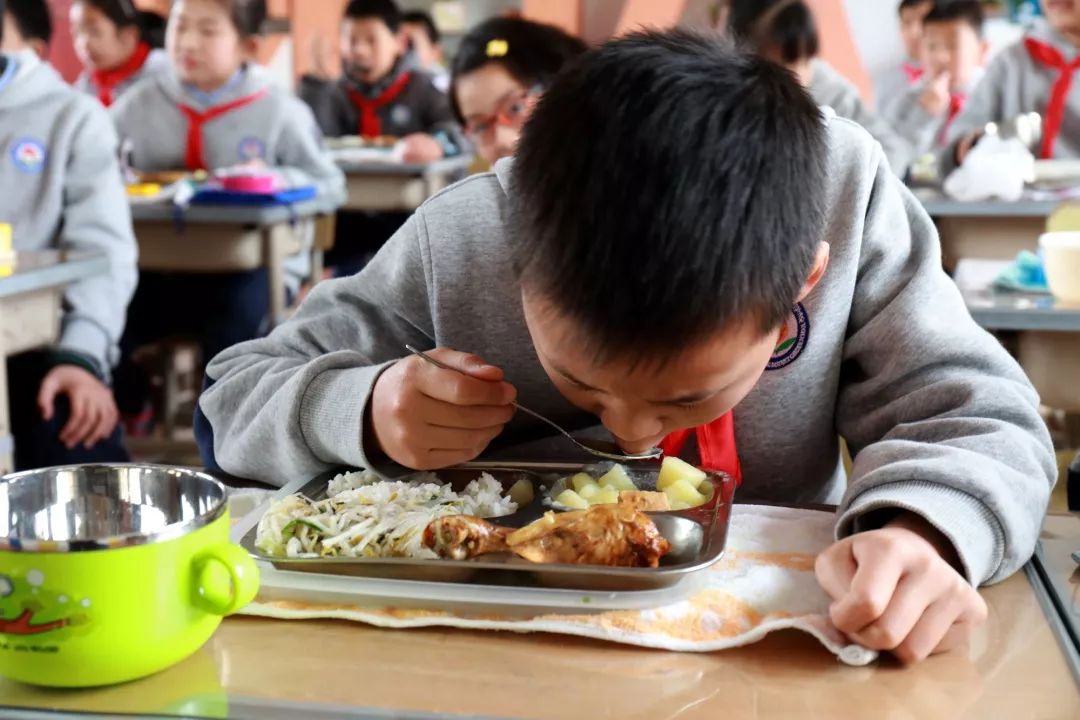 老师,学生们喊您一起来吃饭啦!