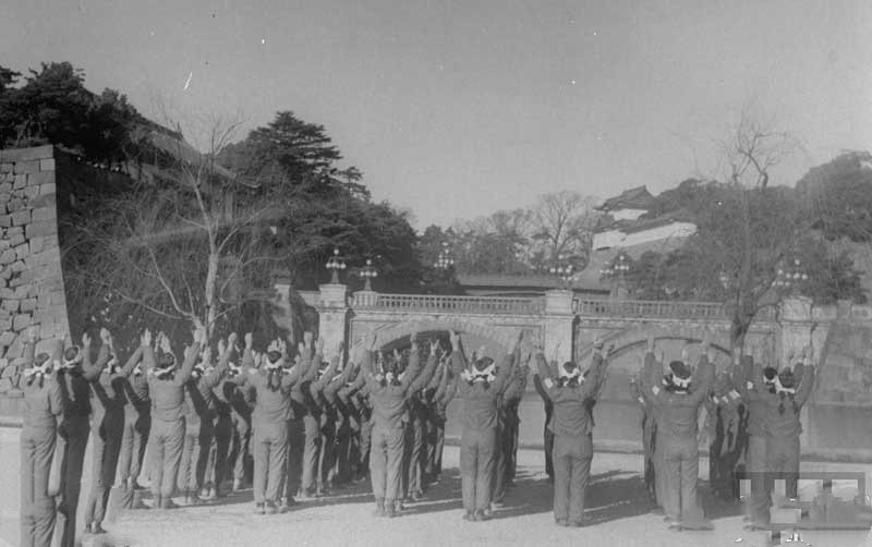 美国拍1945年投降前的日本,甲级战犯参拜靖国神社苟延残喘