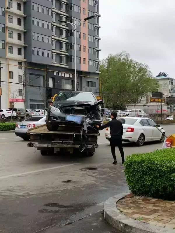 今天上午长治这里发生一起三车相撞的道路交通事故视频