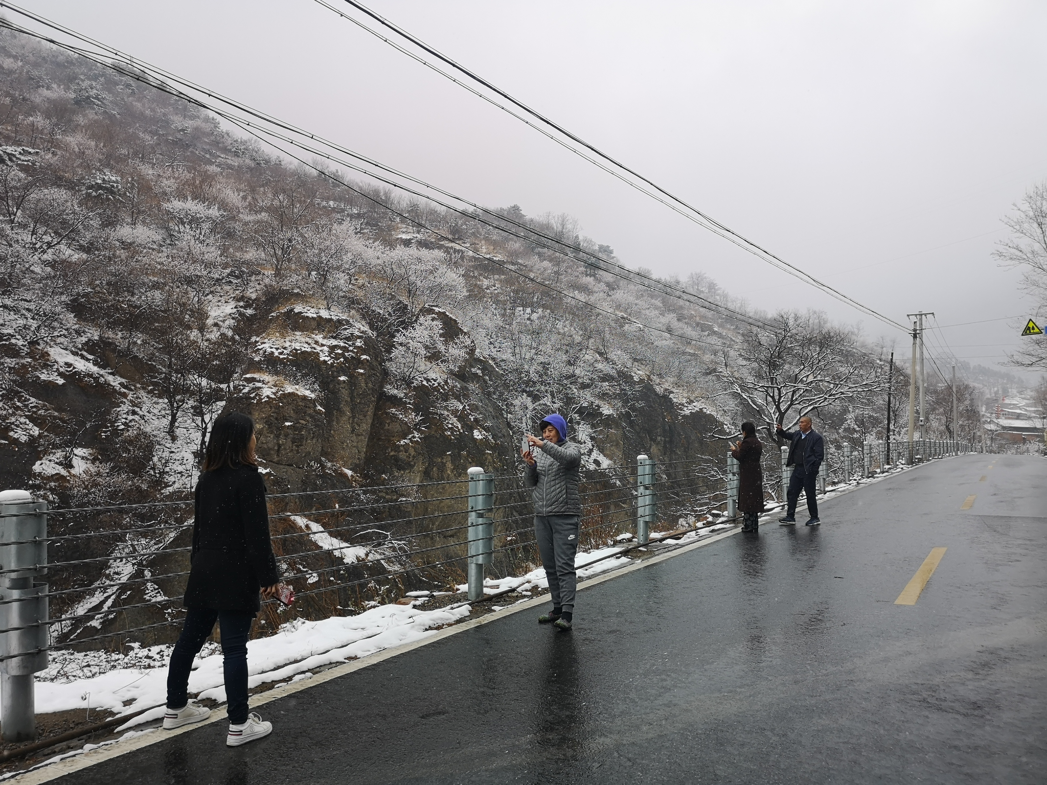 京西妙峰山四月飛雪，遊客像在畫中遊 旅遊 第2張