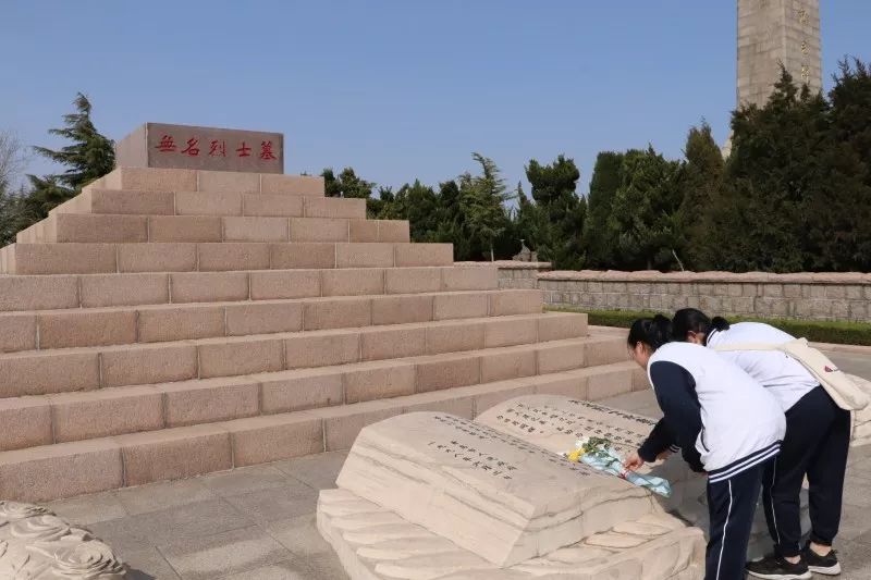 青岛艺术学校学生干部在4月7号下午来到青岛市崂山烈士陵园,组织了