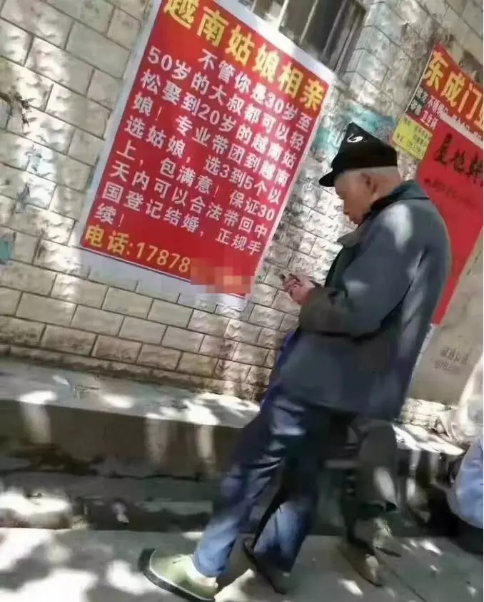 搞笑gif:姑娘,别玩我的铁锹了,我还要干活呢