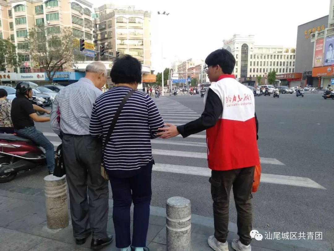 文明礼让,并帮助行动不便有困难的老人和小孩过马路