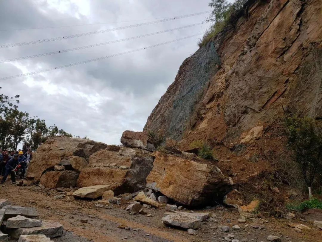 【重要通知】巫山机场路出现山体落石险情,道路中断!