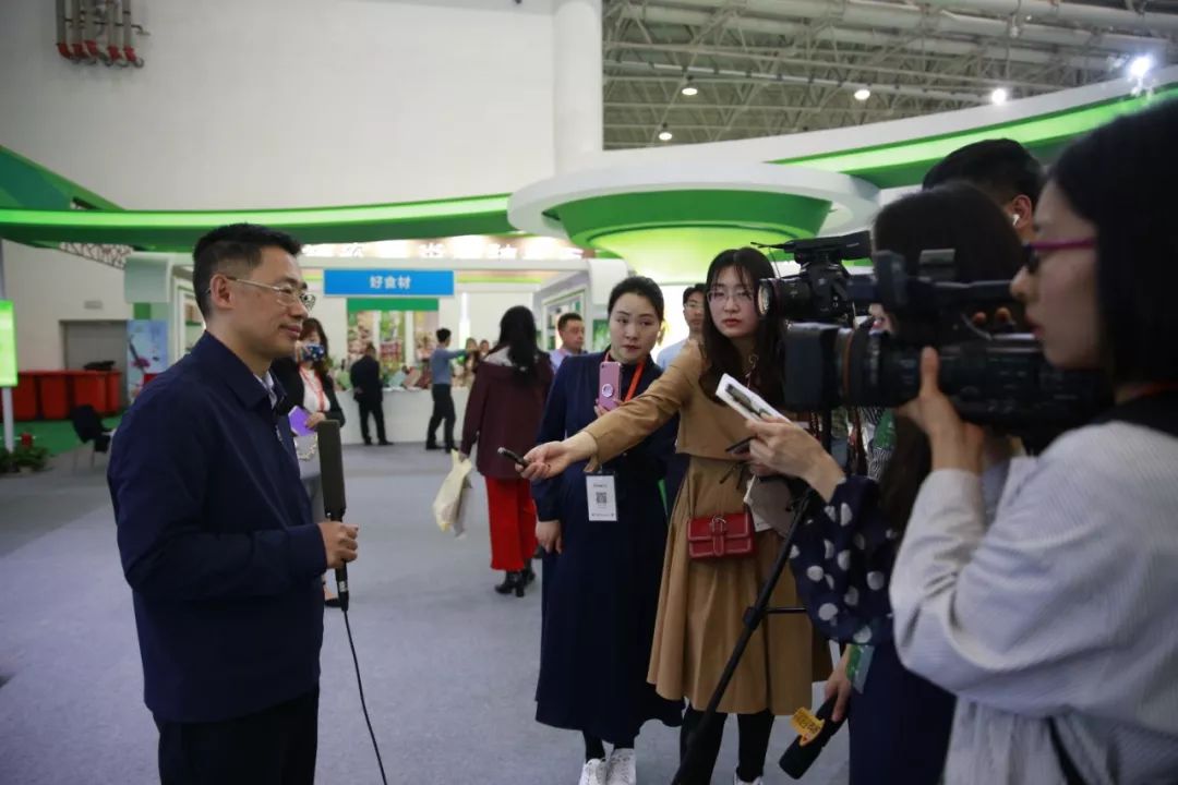 神农架健康五宝亮相首届世界大健康博览会武汉市长周先旺现场体验