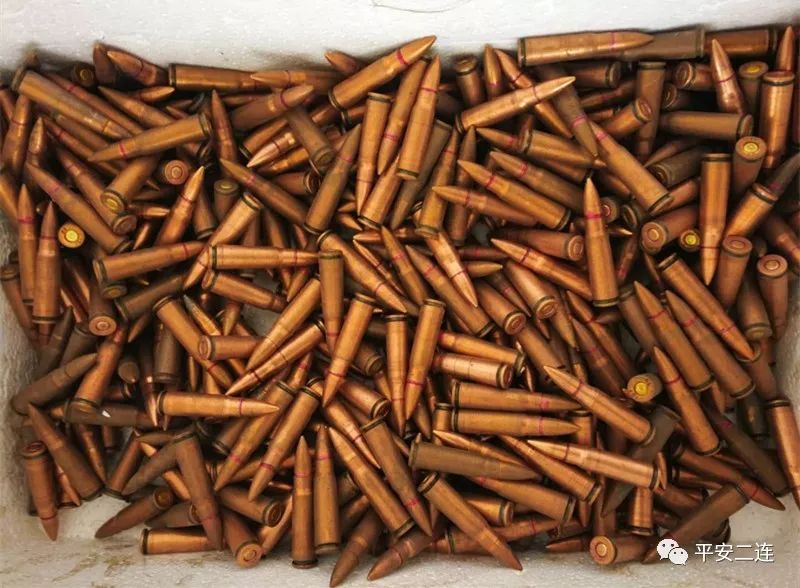 二连一牧民主动上交702发子弹,警方提醒非法持有,私藏枪支弹药属于