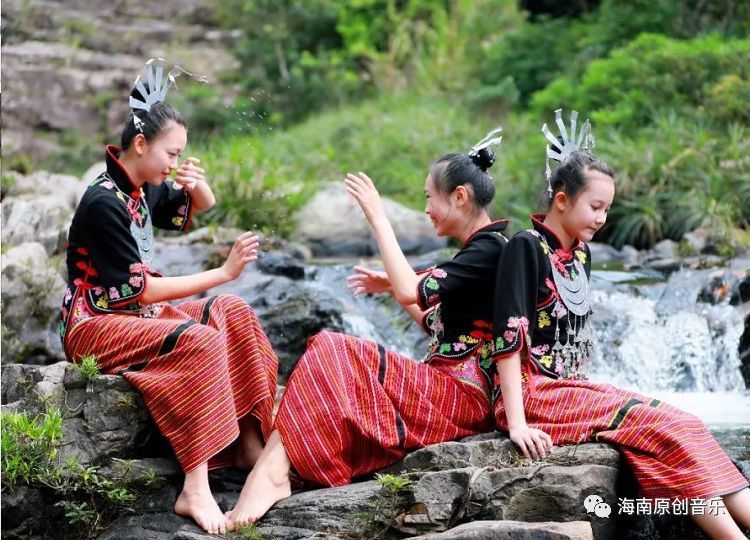 《美丽的黎家小阿妹》椰田古寨走来了,美丽黎家小阿妹.