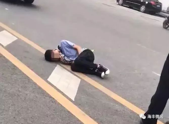 海丰一男子喝醉酒在路上睡觉
