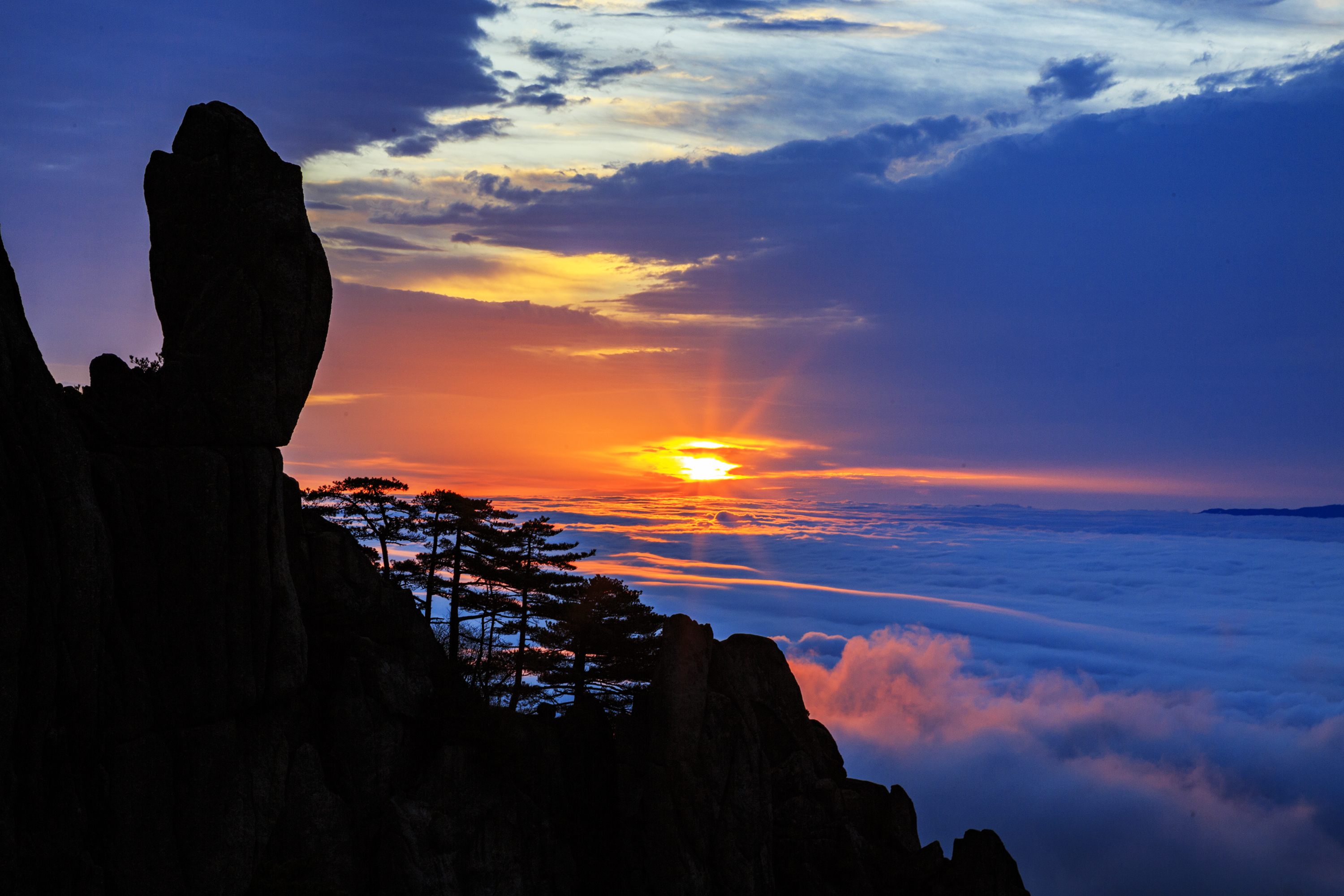 安徽：雨后黄山上演日落“霞海”景观