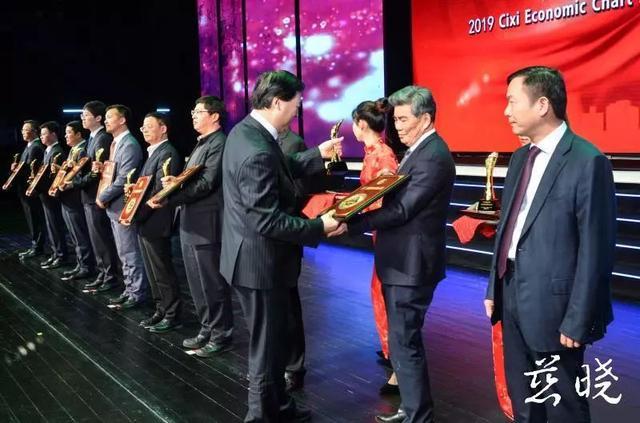 2019经济人物颁奖_...颁奖典礼于2019年1月18日在北京演艺中心举办,乌镇景区、古北水...(2)