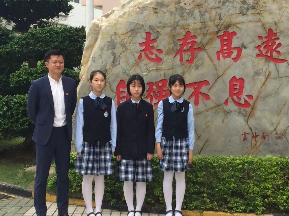 海湾中学代表队 黄新宜海湾中学学生会副主席 王若颖海湾中学组织部长