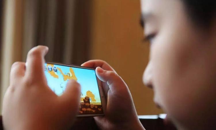                     原创            孩子眼睛发育黄金期，这些坏习惯影响视力，家长要及时纠正！