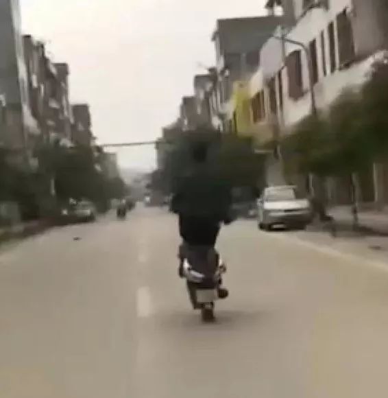 英德一男子在路上开台鬼火玩杂技飙车!