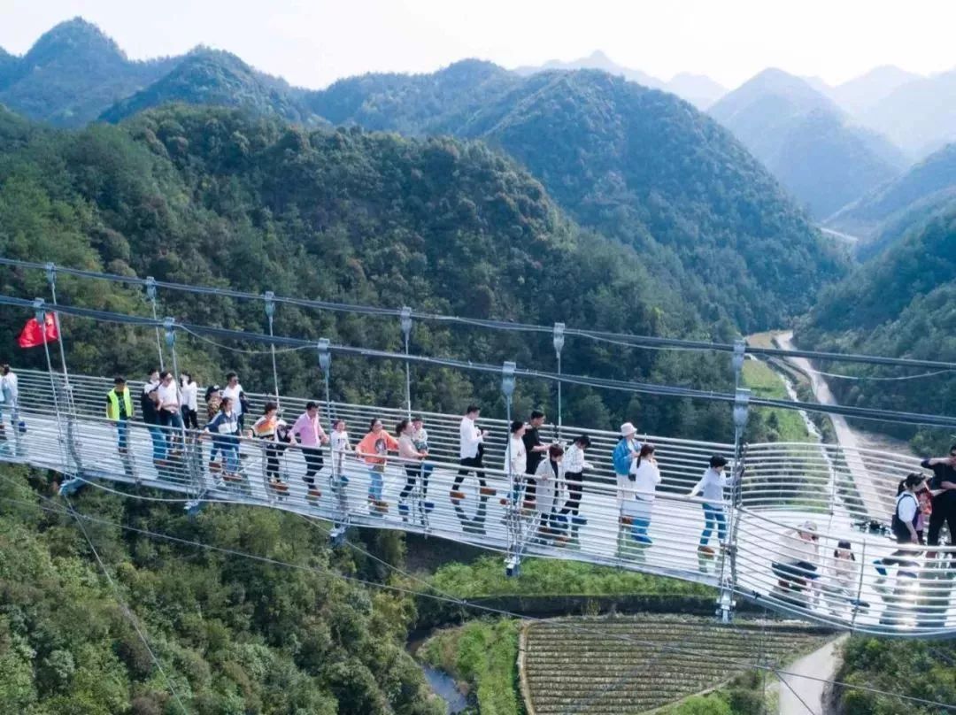 想要体验登山快感,感受心跳加速的游客,往往都是为新光元宝山玻璃