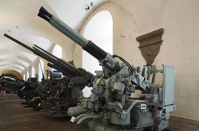 火炮博物馆里的一门博福斯40毫米机关炮,该门炮为双联装版本.