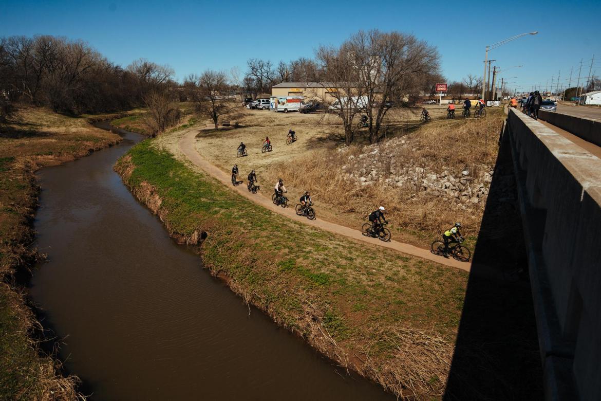 她一个单车旅行家，为什么要参加虐人的LR100