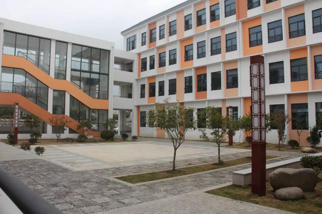 震泽实验小学综合楼效果图建设类别:原地改扩建办学规模:9轨,54个班