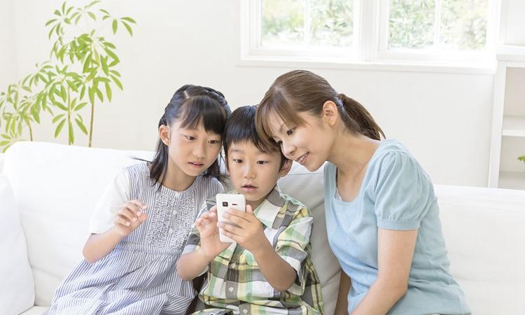                     原创            孩子眼睛发育黄金期，这些坏习惯影响视力，家长要及时纠正！