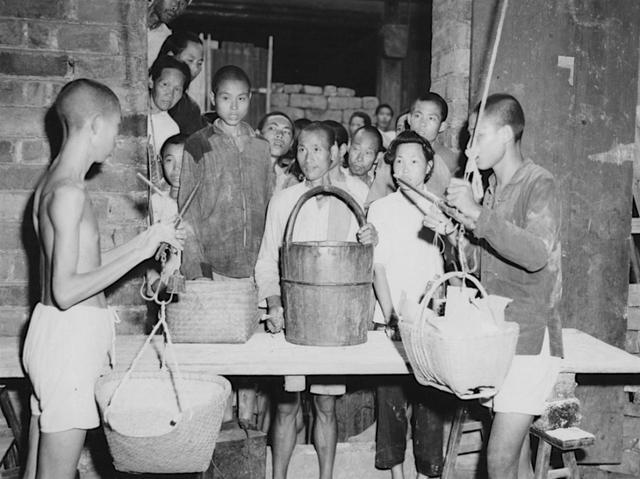 抗战胜利后，西方记者拍摄的中国难民