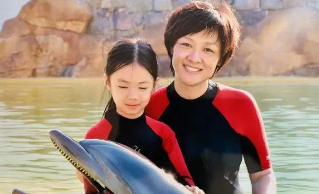 央视主持李小萌带7岁女儿穿亲子装游动物园！曾为女儿请辞央视