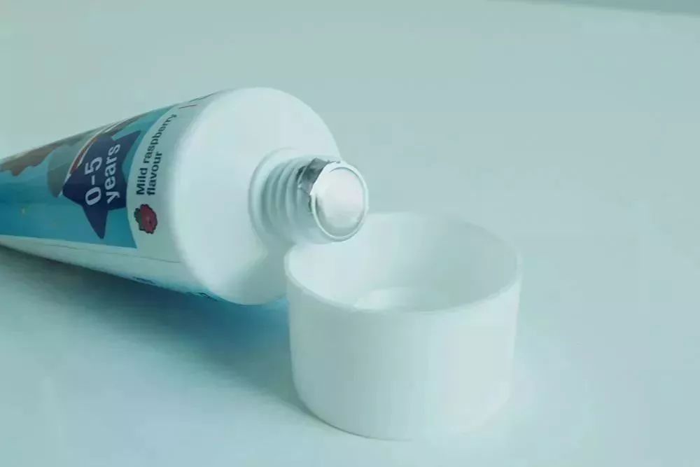                     宝宝太小总抗拒刷牙？用这招他主动要求刷