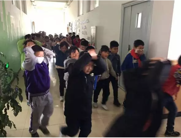 云南启迪小学的师生们进行地震应急演练和火灾应急演练 e易游pt老虎机