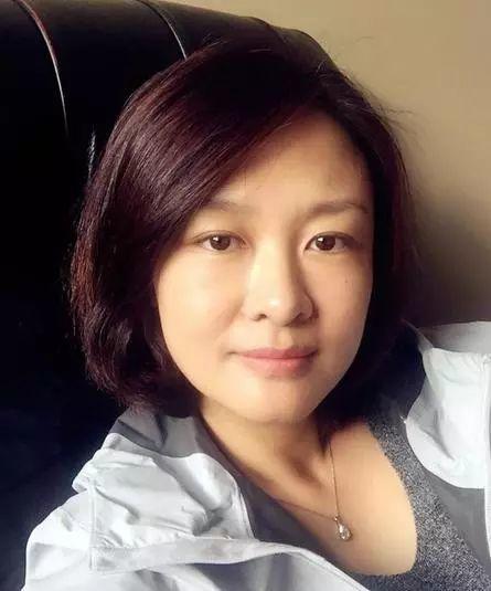 央视主持李小萌带7岁女儿穿亲子装游动物园！曾为女儿请辞央视