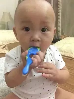                     宝宝太小总抗拒刷牙？用这招他主动要求刷