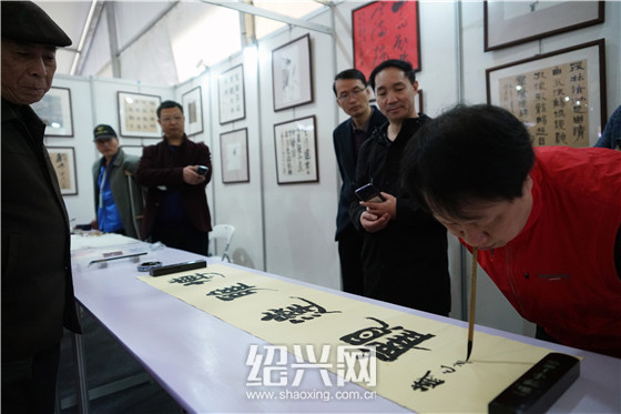 无臂书法家现场挥毫助阵书画博览会_徐勇
