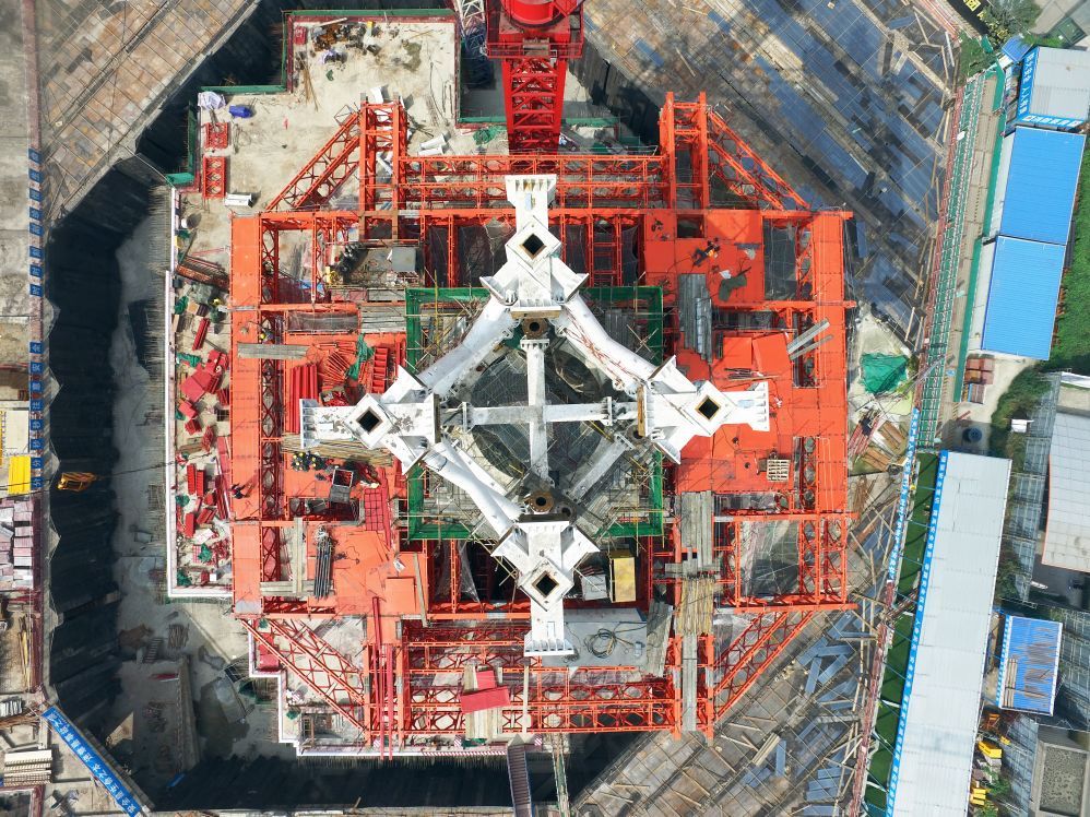 “空中造楼机”又火了！刷新中国速度，四天盖起一层楼_中建三局