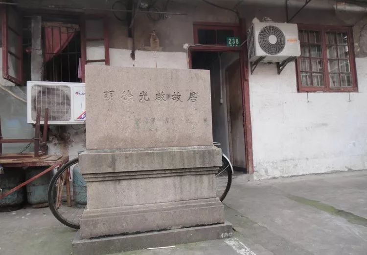 九间楼建筑坐东朝西,因上下两层楼各有九间而得名.