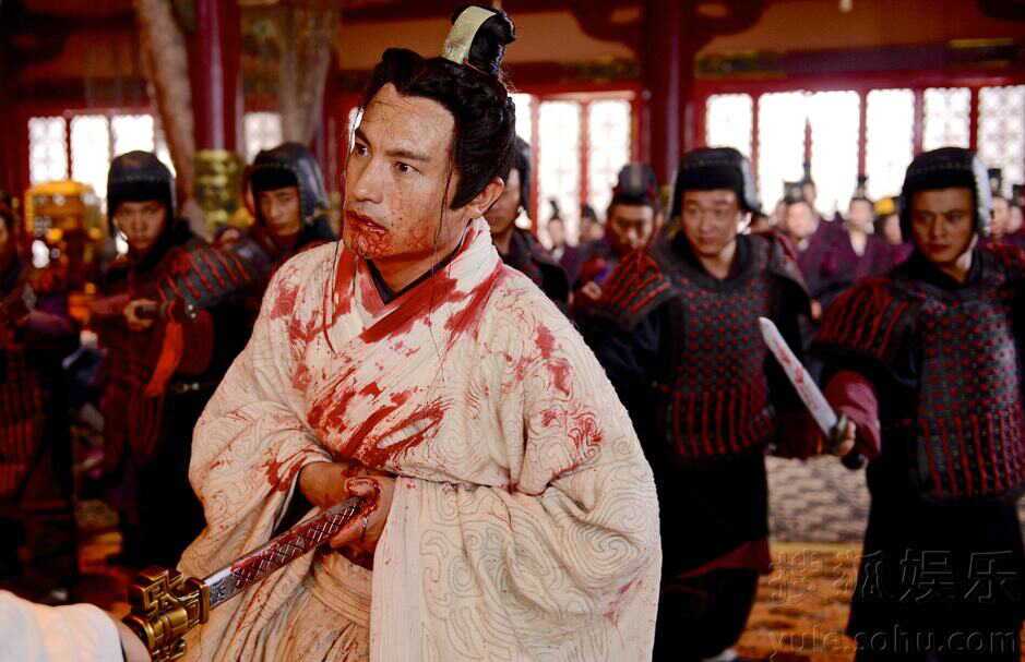 荆轲双腿叉立的倚着柱子，冷笑骂道：不是为活捉你，你早死了