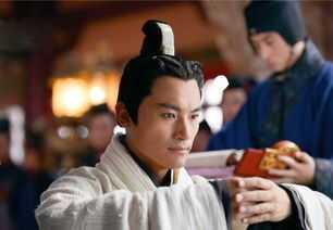 荆轲双腿叉立的倚着柱子，冷笑骂道：不是为活捉你，你早死了