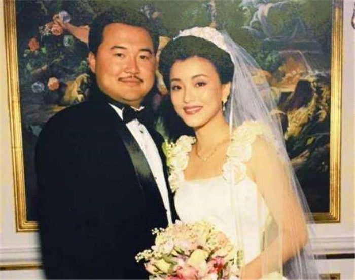 50岁杨澜家人近照,22岁儿子完美继承妈妈颜值,女儿很像老爸