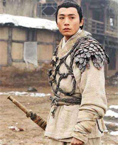 荆轲双腿叉立的倚着柱子，冷笑骂道：不是为活捉你，你早死了