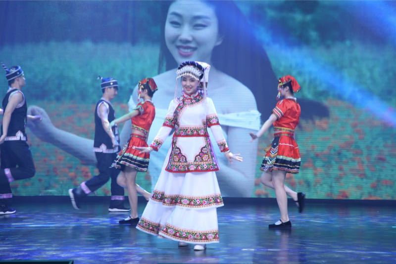 盘点歌手肖洋少数民族风情歌曲造型