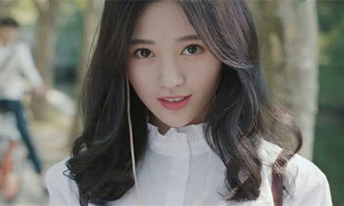 本以为鞠婧祎够美了,当她戴上眼镜后,网友:是心动的感觉! 老葡京注册