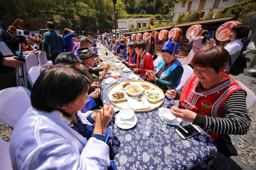 畲族长桌宴饮酒也是畲族长桌宴的风俗之一,畲族少女们端着盛满酒的