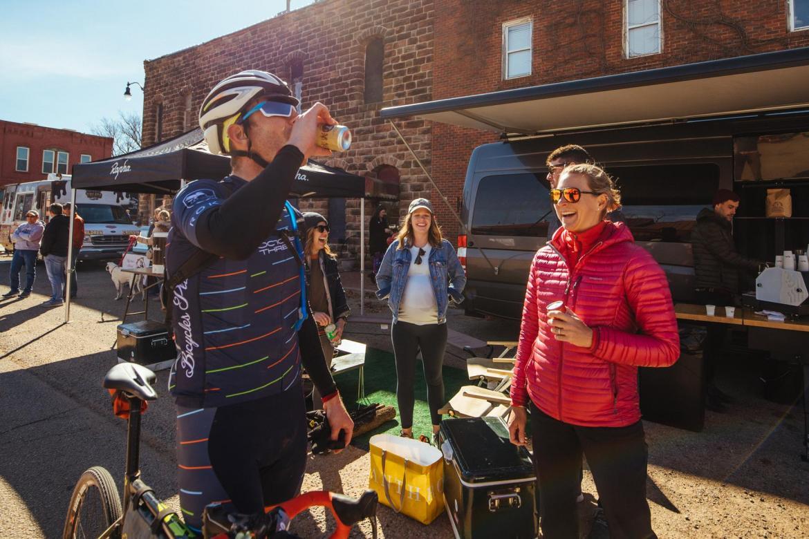 她一个单车旅行家，为什么要参加虐人的LR100