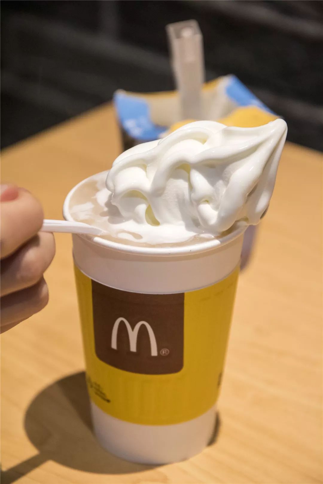 碰撞除酸酸甜甜的口感 3 m记版雪顶奶茶 在麦当劳也能喝到雪顶奶茶啦
