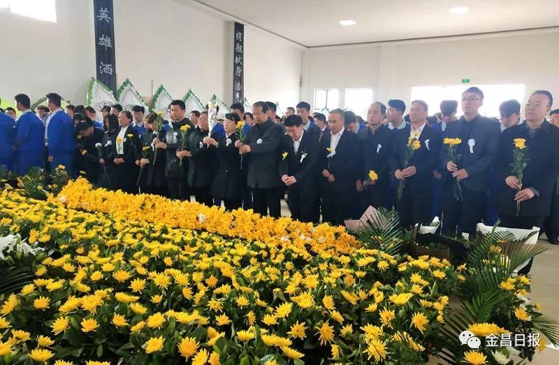 在金昌市安祥园殡葬中心,自发前来送孟兆星烈士最后一程的市民早早地