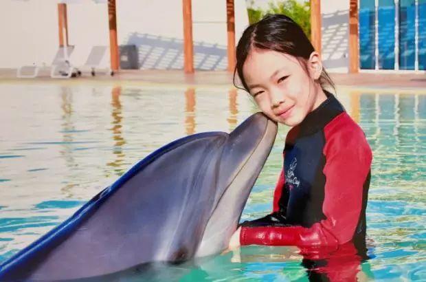 央视主持李小萌带7岁女儿穿亲子装游动物园！曾为女儿请辞央视