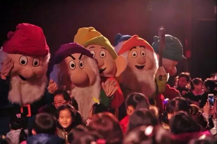 《白雪公主与七个小矮人》