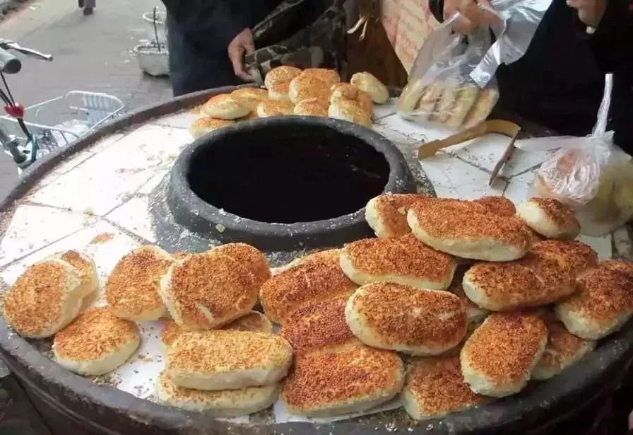 泰兴黄桥烧饼风味独特皮脆馅鲜远近闻名